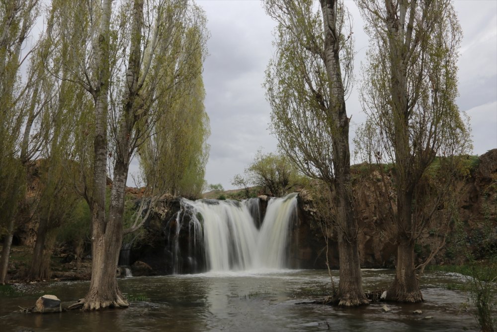 Muradiye Şelalesi'nde Kovid-19 sessizliği