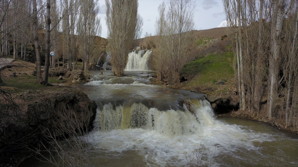 Muradiye Şelalesi'nde Kovid-19 sessizliği
