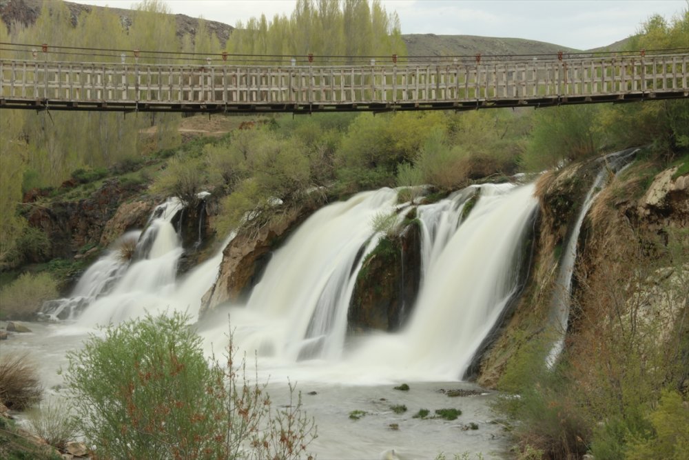 Muradiye Şelalesi'nde Kovid-19 sessizliği