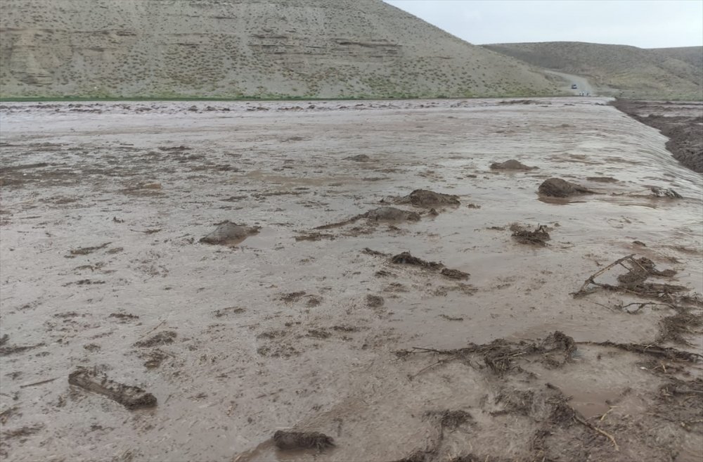 Sel nedeniyle kapanan Van-Hakkari kara yolu yeniden ulaşıma açıldı