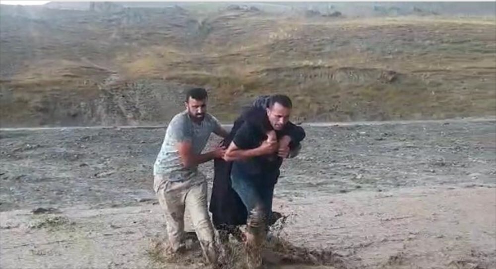 Sel nedeniyle kapanan Van-Hakkari kara yolu yeniden ulaşıma açıldı
