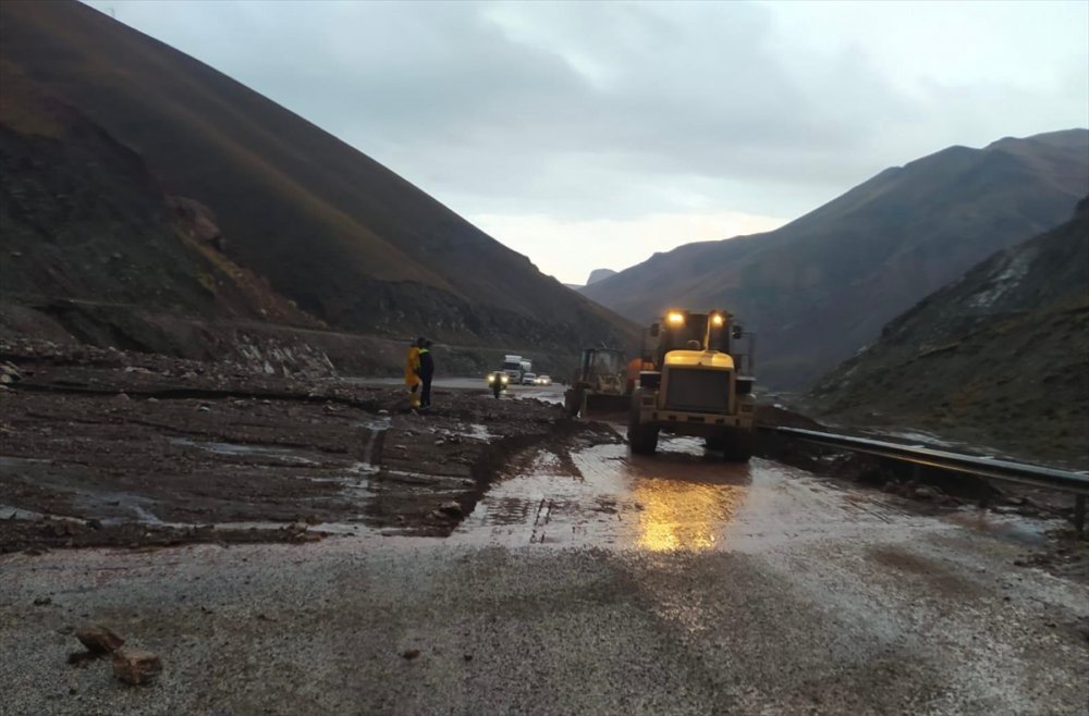 Sel nedeniyle kapanan Van-Hakkari kara yolu yeniden ulaşıma açıldı