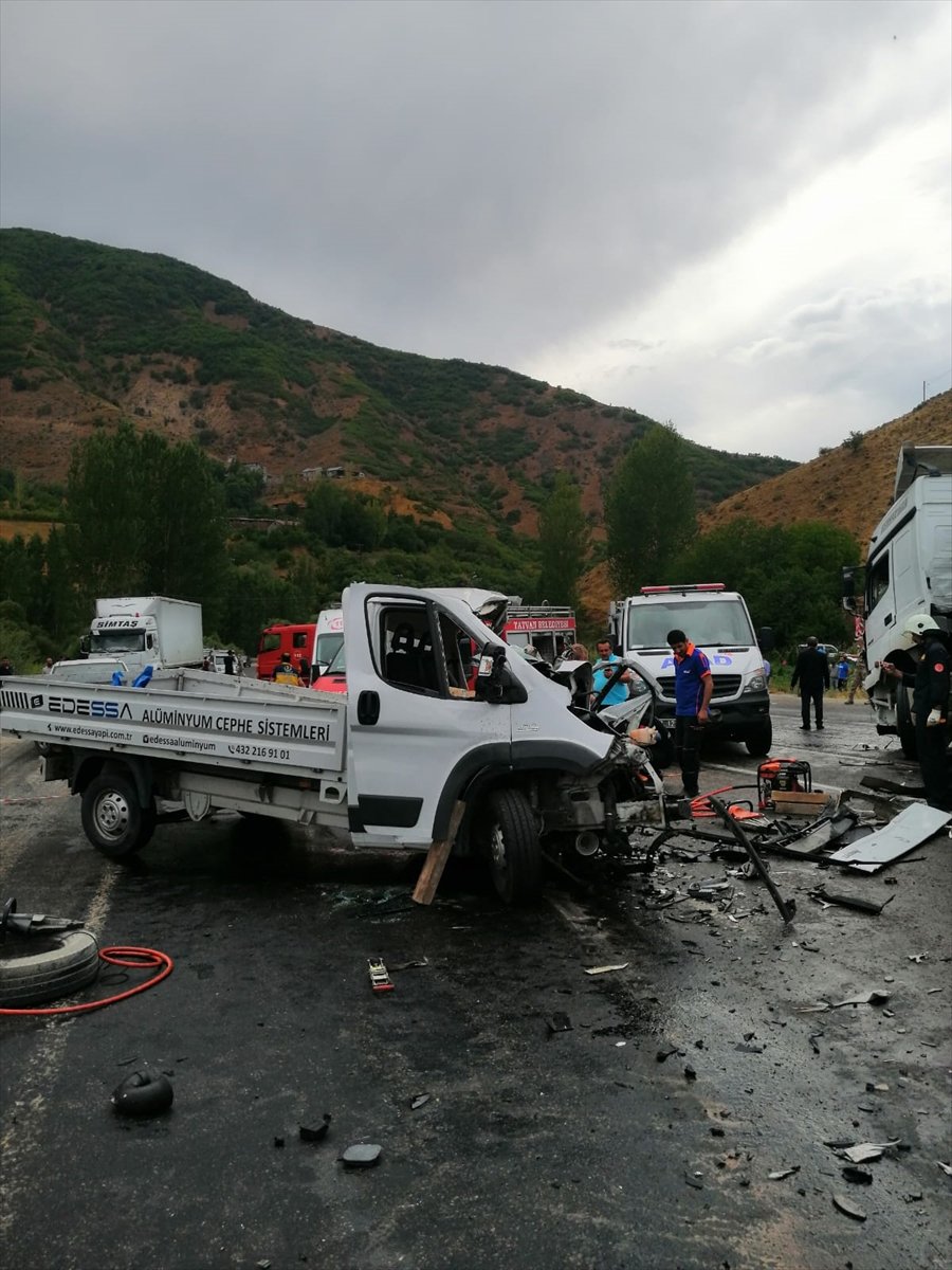 Tatvan-Van karayolunda tır ile kamyonet çarpıştı: 2 ölü, 3 yaralı