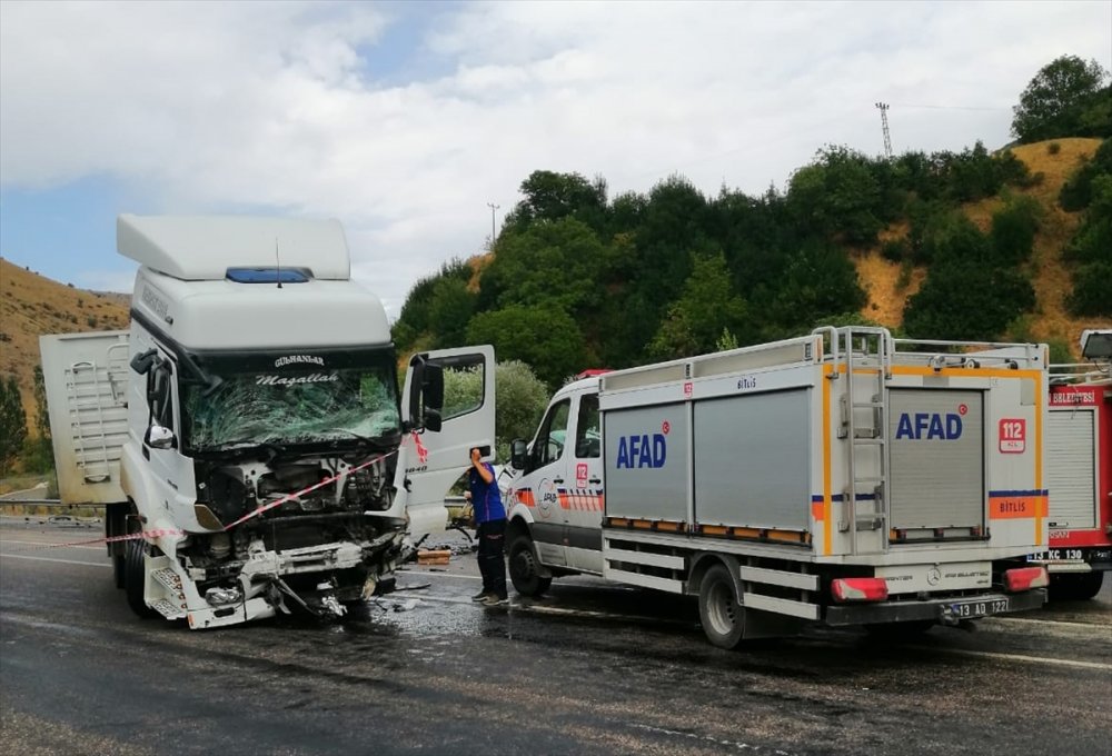 Tatvan-Van karayolunda tır ile kamyonet çarpıştı: 2 ölü, 3 yaralı