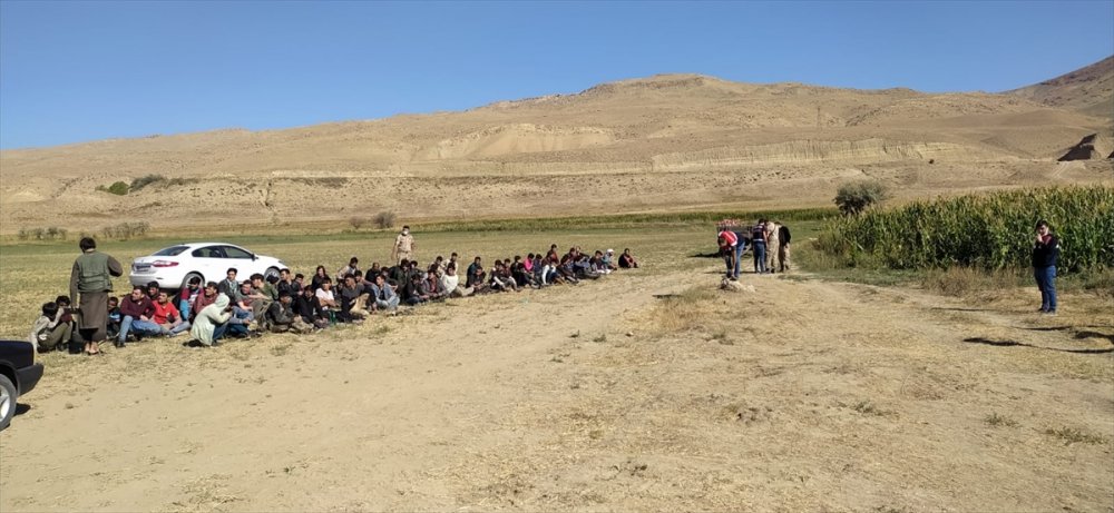 14 kişi kapasiteli minibüste 71 göçmen yakalandı