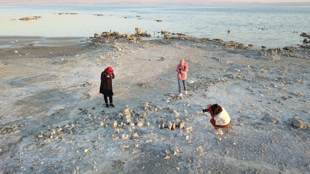 Van Gölü'nde su çekilince binlerce yıllık mikrobiyalitler görüntülendi