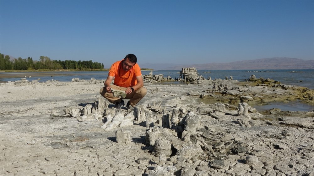 Van Gölü'nde su çekilince binlerce yıllık mikrobiyalitler görüntülendi