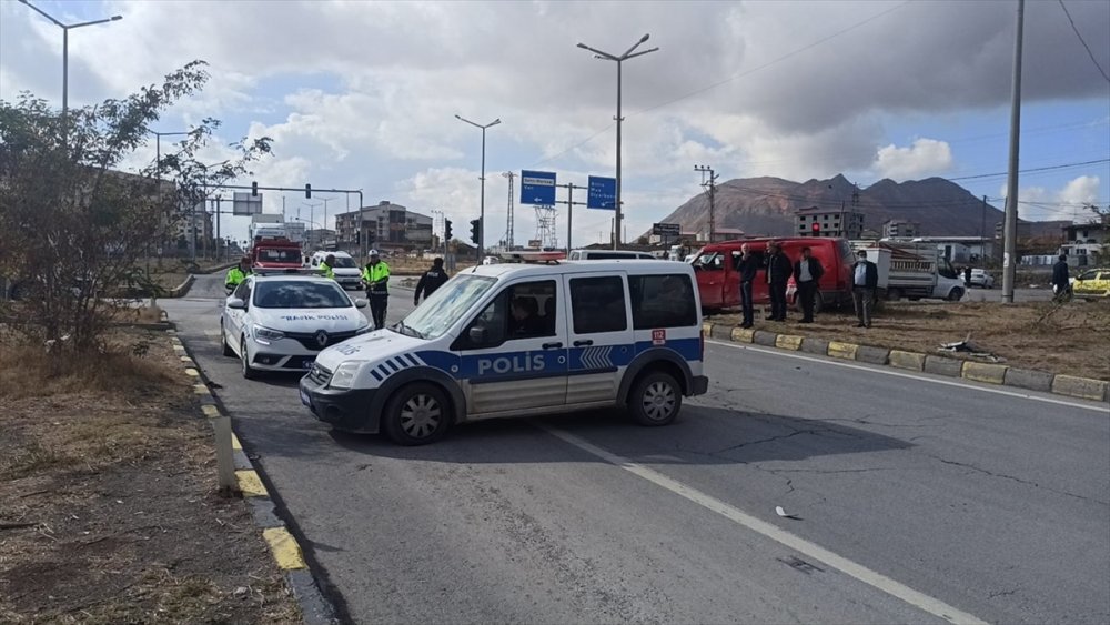 Tatvan'da tır ile kamyonetin çarpışması sonucu bir kişi yaralandı