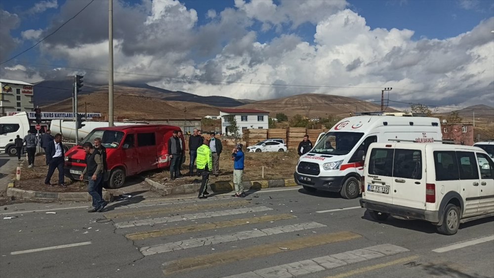 Tatvan'da tır ile kamyonetin çarpışması sonucu bir kişi yaralandı