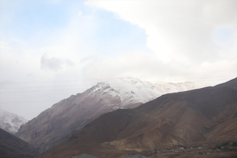 Van'da İspiriz Dağı'nın zirvesi beyaza büründü