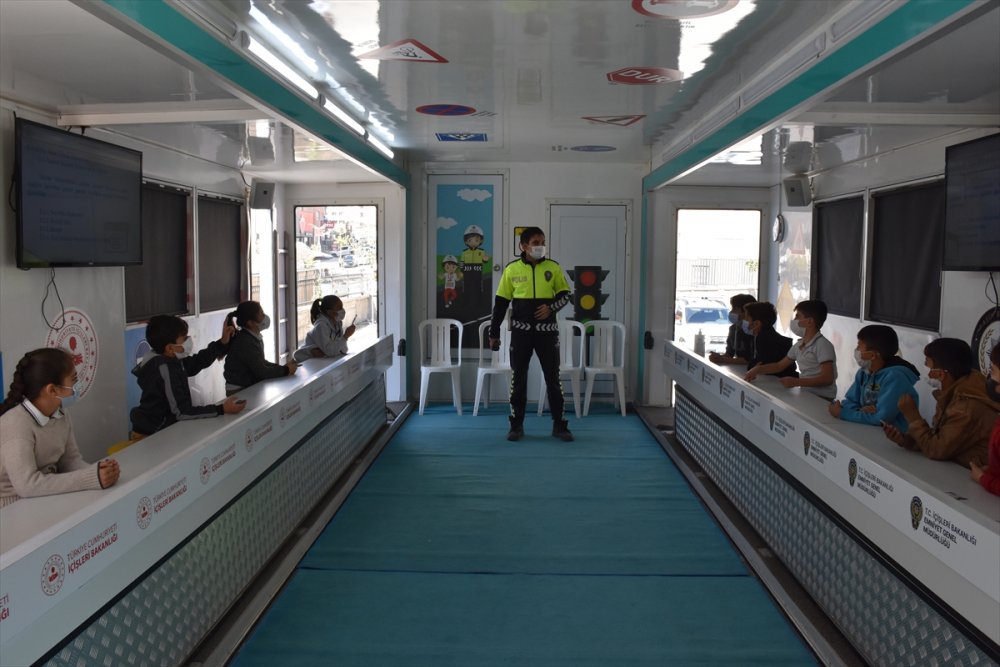 Hakkari'de "Mobil Trafik Eğitim Tırı" öğrencilere eğitim verdi