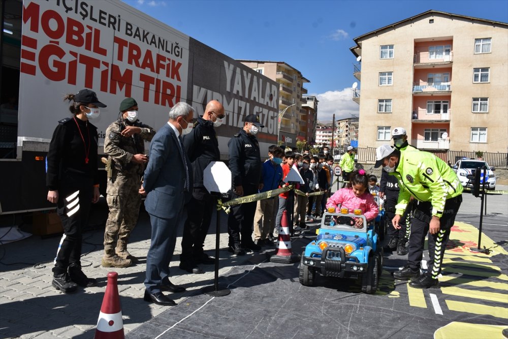 Hakkari'de "Mobil Trafik Eğitim Tırı" öğrencilere eğitim verdi
