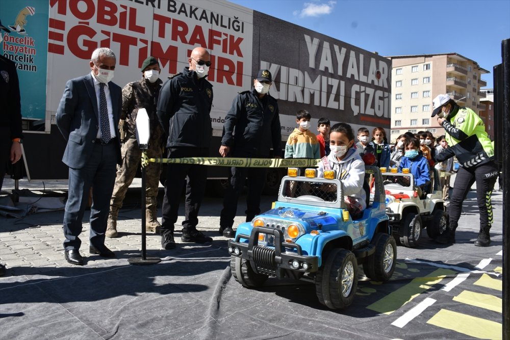 Hakkari'de "Mobil Trafik Eğitim Tırı" öğrencilere eğitim verdi