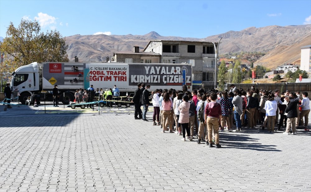 Hakkari'de "Mobil Trafik Eğitim Tırı" öğrencilere eğitim verdi