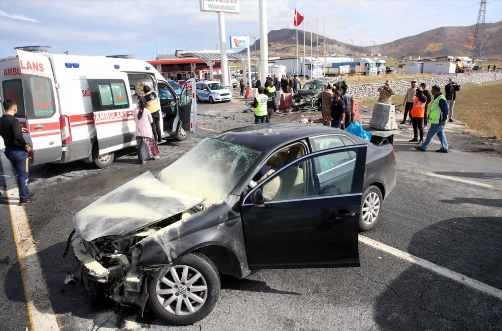 Bitlis'te otomobil ile kamyonetin çarpışması sonucu 2 kişi öldü
