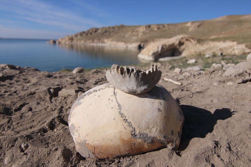 Van'da Demir Çağı'na ait insan kemikleri, seramik ve çömlek parçaları bulundu