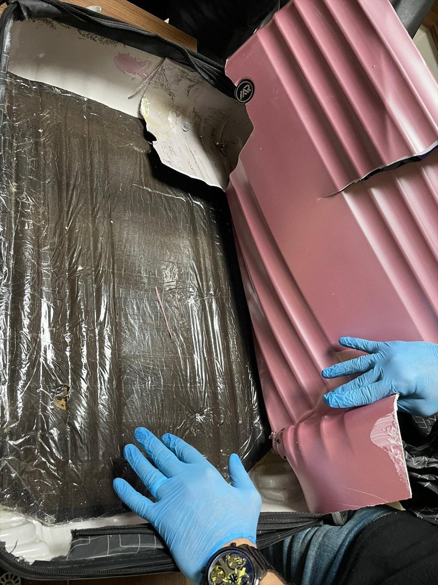 Van'da havaalanı girişindeki kontrolde valiz içerisinde 3 kilo 240 gram eroin bulundu