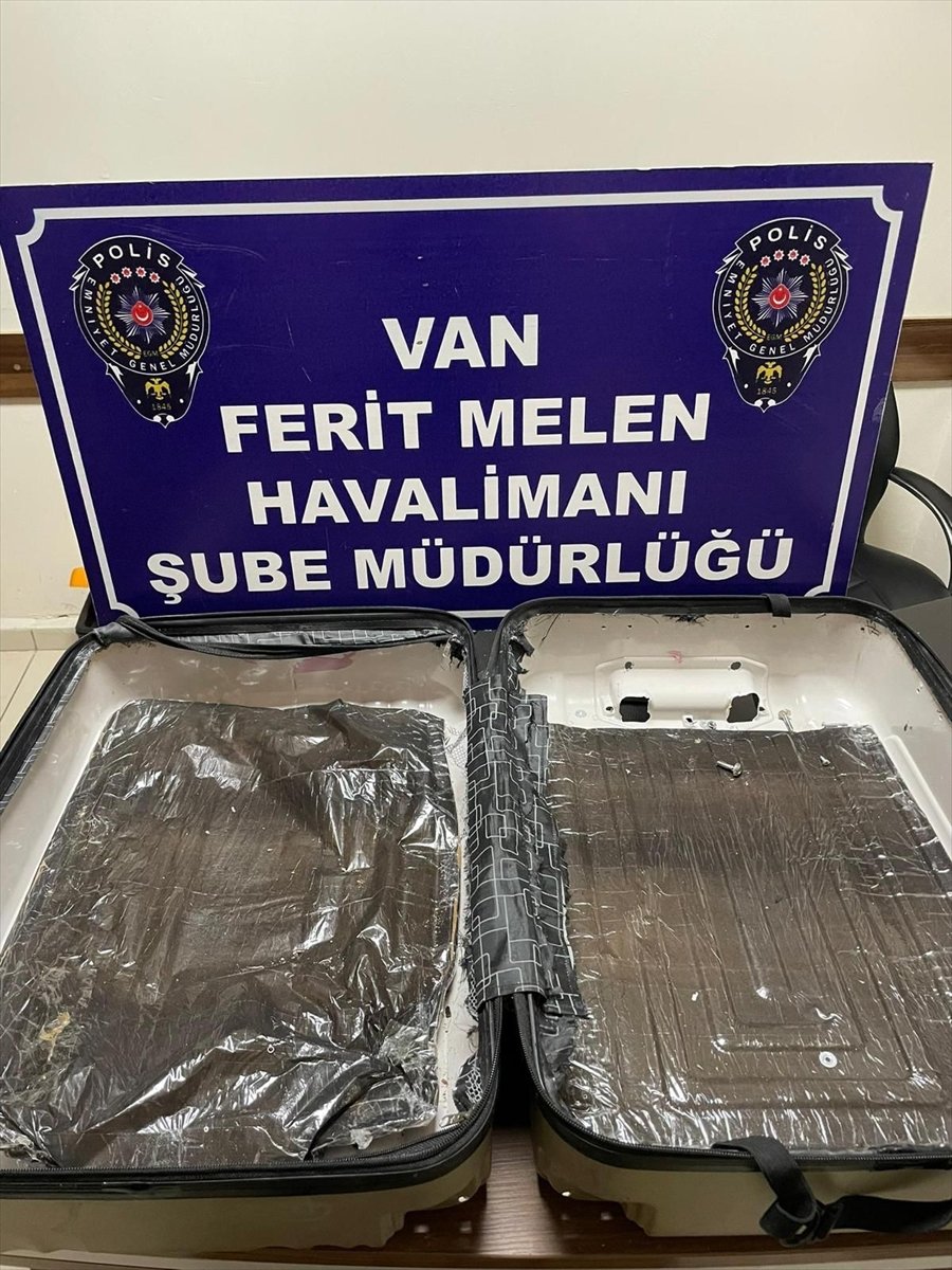 Van'da havaalanı girişindeki kontrolde valiz içerisinde 3 kilo 240 gram eroin bulundu