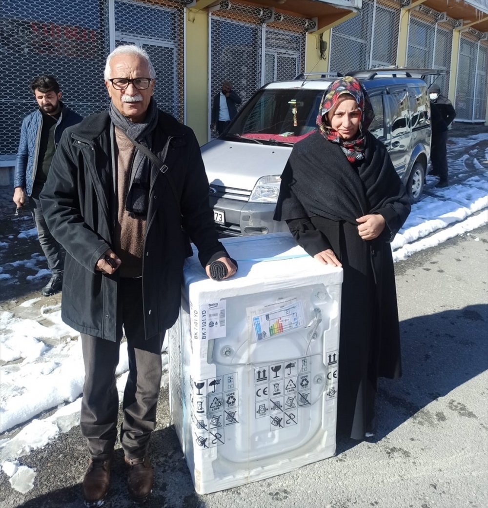 Başkale'deki selzedelere beyaz eşya yardımı yapıldı