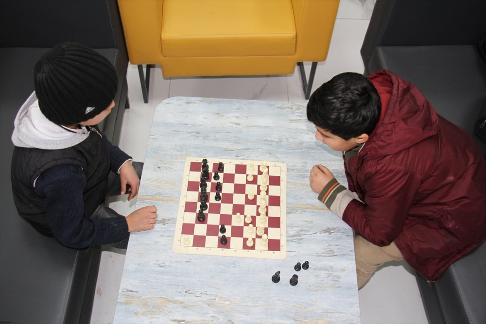 Şemdinli'de çocuklar satranç kursunda turnuvalara hazırlanıyor