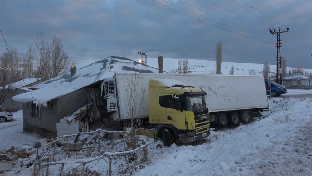 Van'da buzlu yolda kayan tır 11 kişinin yaşadığı eve girdi