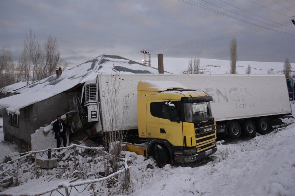 Van'da buzlu yolda kayan tır 11 kişinin yaşadığı eve girdi