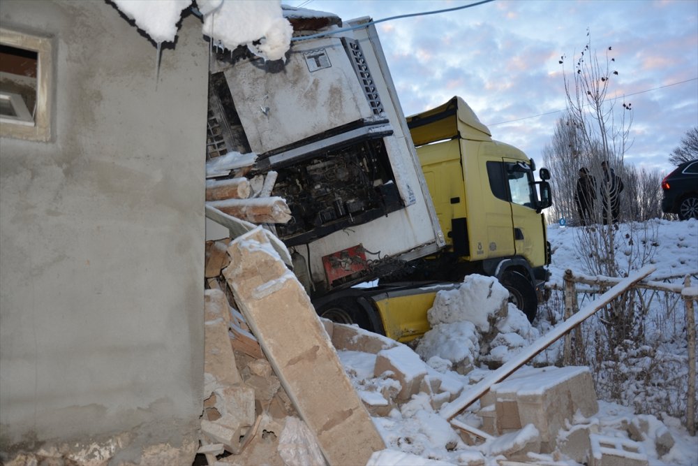 Van'da buzlu yolda kayan tır 11 kişinin yaşadığı eve girdi