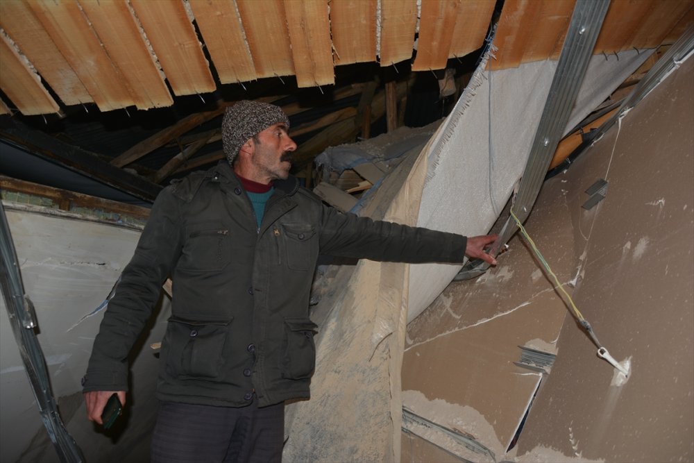 Van'da buzlu yolda kayan tır 11 kişinin yaşadığı eve girdi