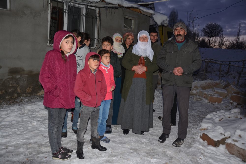 Van'da buzlu yolda kayan tır 11 kişinin yaşadığı eve girdi