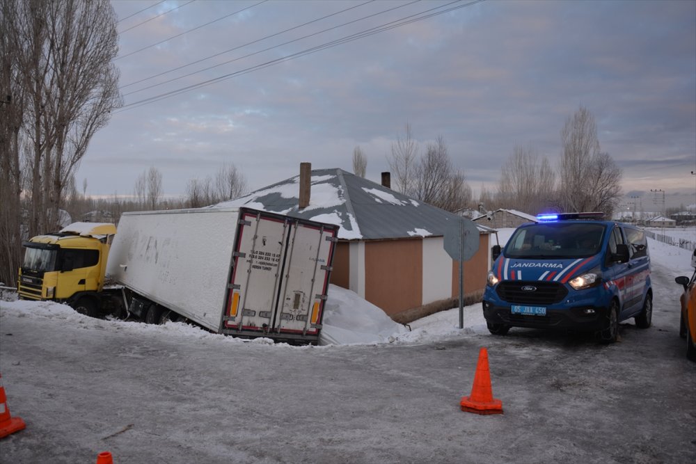Van'da buzlu yolda kayan tır 11 kişinin yaşadığı eve girdi