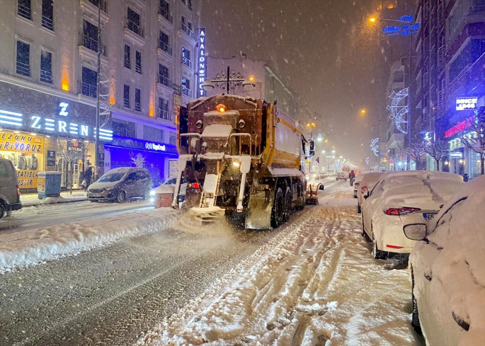 Doğuda 4 ilde kardan kapanan 914 yerleşim biriminin yolu açıldı