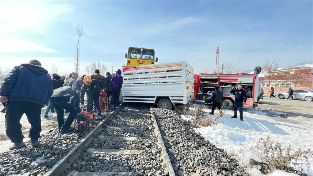 Van'da ray temizleme aracının kamyonete çarpması sonucu 4 kişi yaralandı