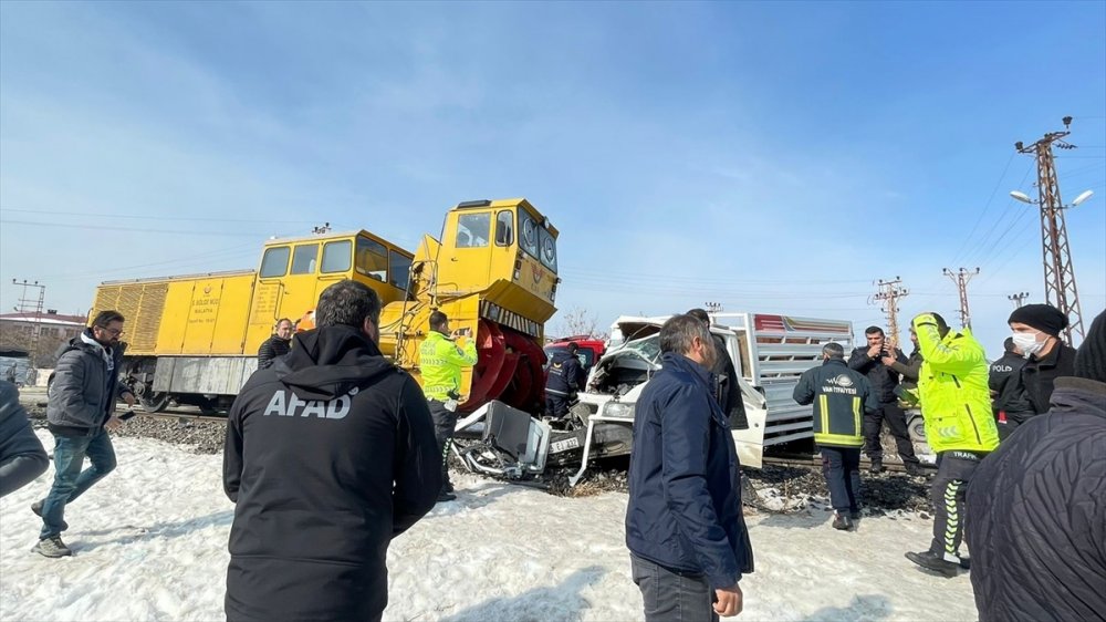 Van'da ray temizleme aracının kamyonete çarpması sonucu 4 kişi yaralandı