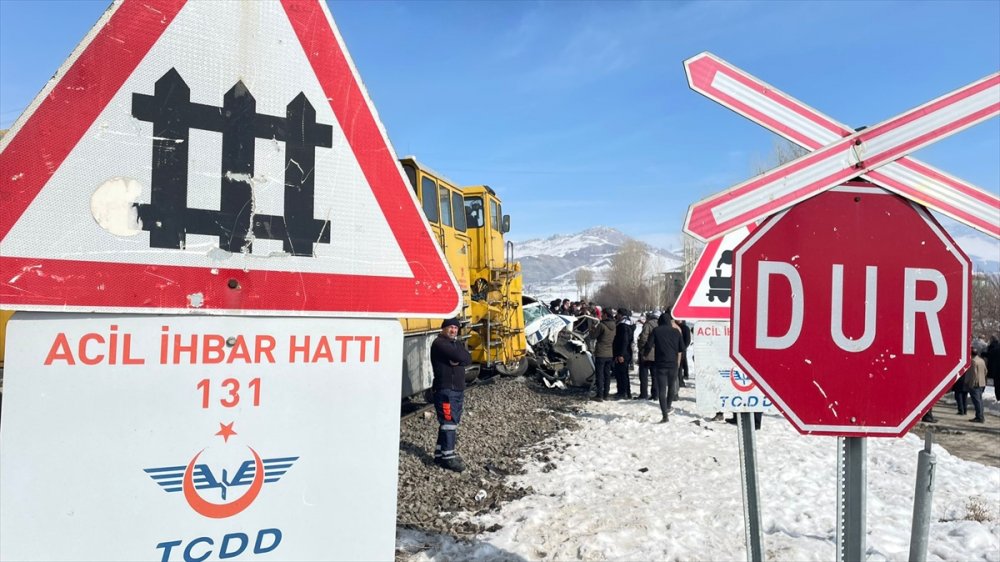 Van'da ray temizleme aracının kamyonete çarpması sonucu 4 kişi yaralandı