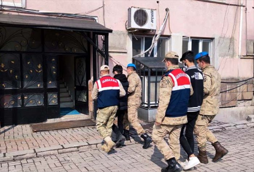 Bitlis'te 2 kişinin midesinden 1 kilo 96 gram eroin çıktı