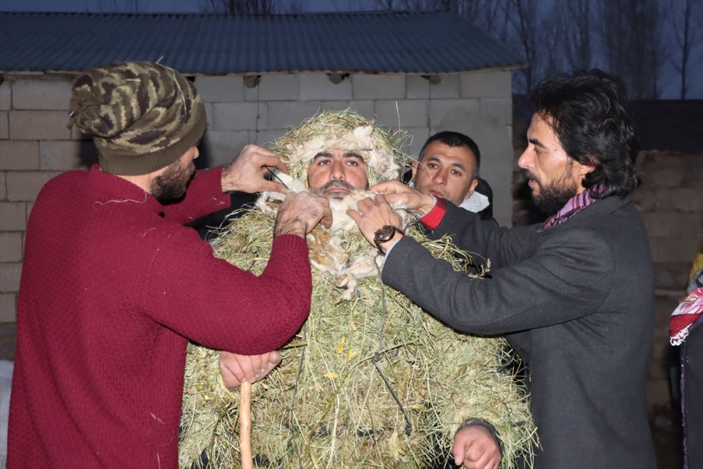 Van'da köylülerin kış eğlencesi "köse-gelin" geleneği yaşatılıyor