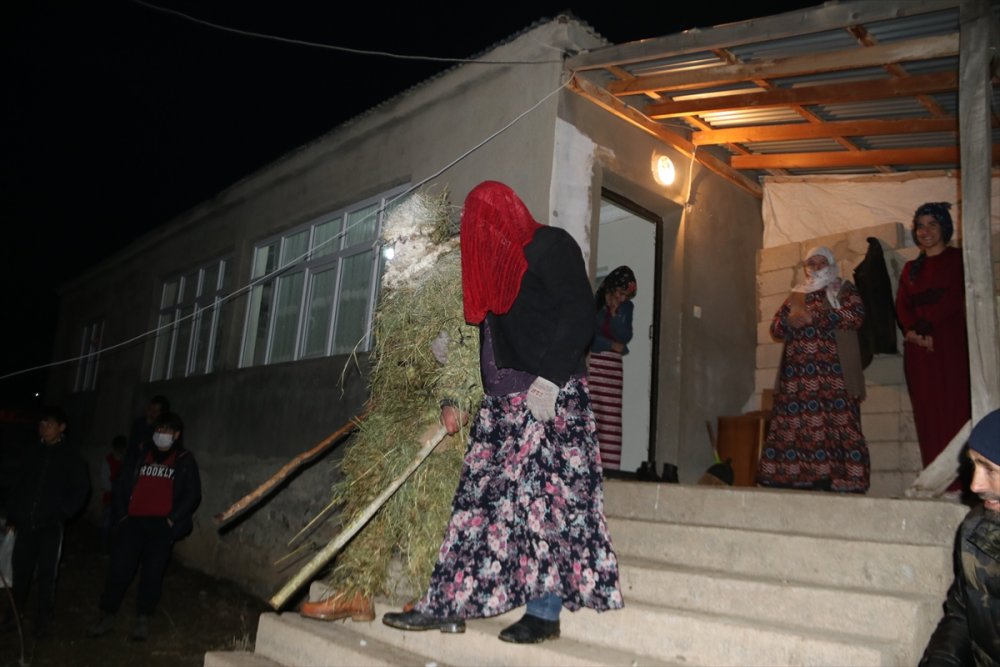 Van'da köylülerin kış eğlencesi "köse-gelin" geleneği yaşatılıyor