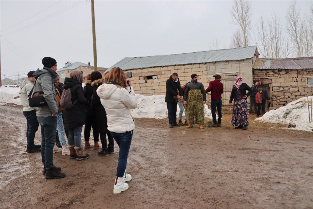 Van'da köylülerin kış eğlencesi "köse-gelin" geleneği yaşatılıyor