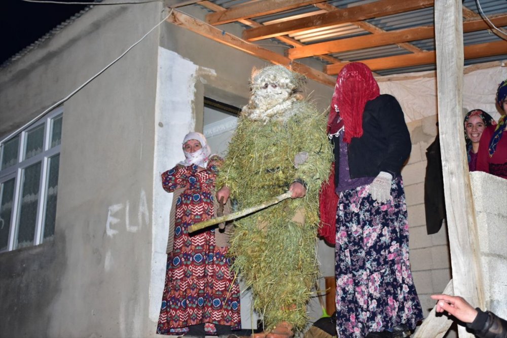 Van'da köylülerin kış eğlencesi "köse-gelin" geleneği yaşatılıyor