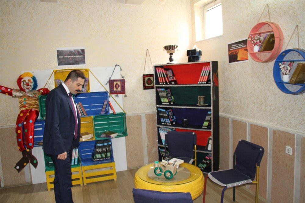 Şemdinli Kaymakamı Tugay, halk eğitim merkezi kurslarını gezdi