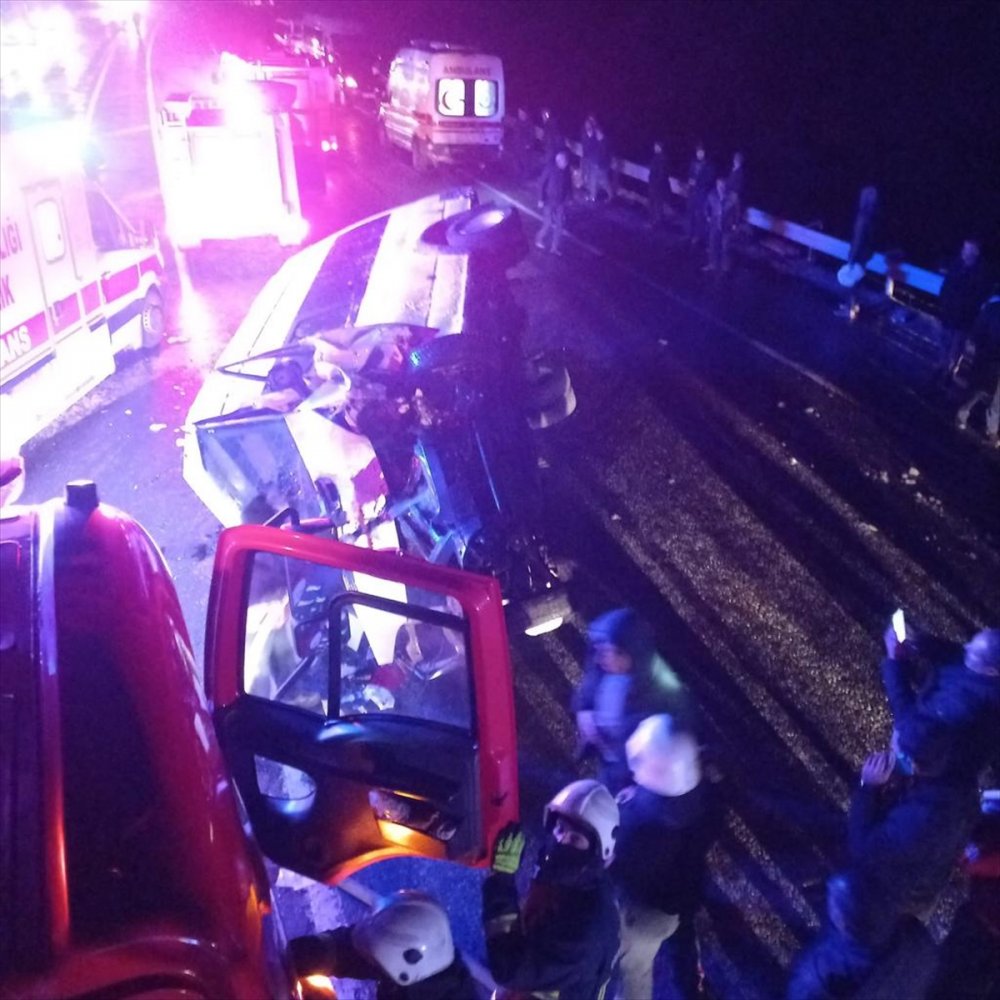 Gevaş'ta minibüsle otomobilin çarpıştığı kazada 15 kişi yaralandı