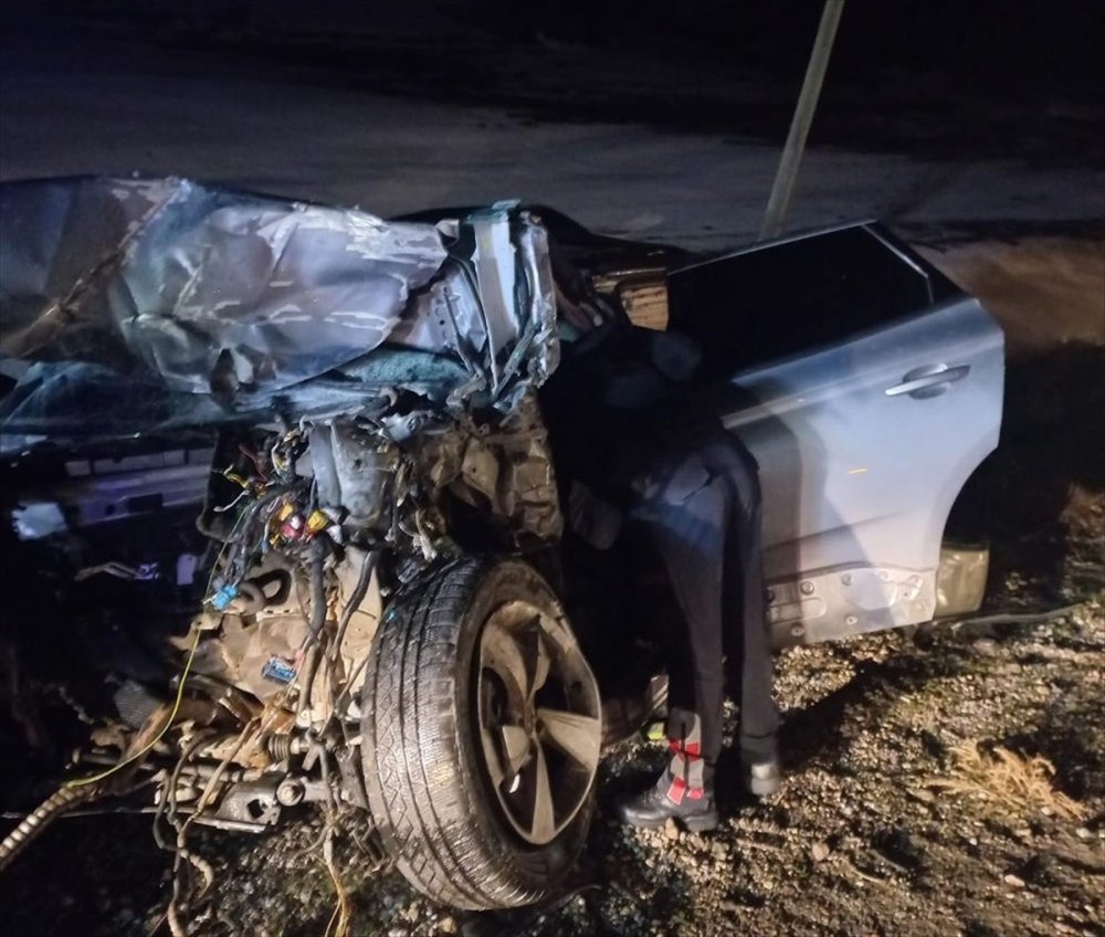 Gevaş'ta minibüsle otomobilin çarpıştığı kazada 15 kişi yaralandı