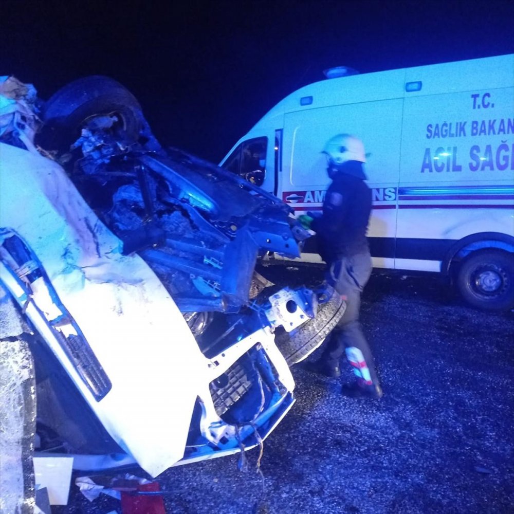 Gevaş'ta minibüsle otomobilin çarpıştığı kazada 15 kişi yaralandı