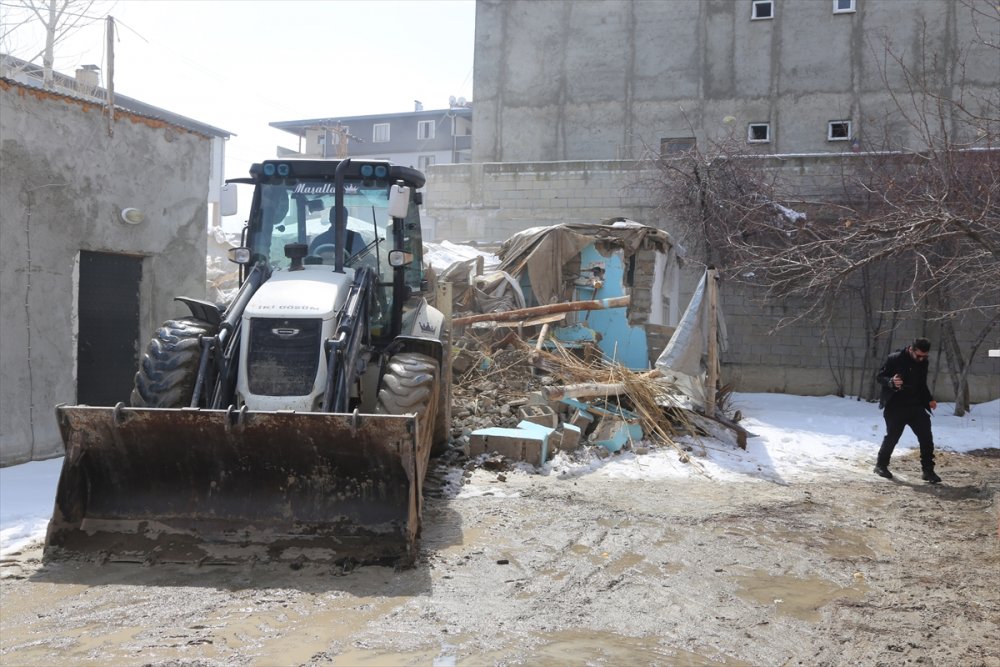 Göçmenlerin barındırılması için kullanılan metruk yapı iş makineleriyle yıkıldı