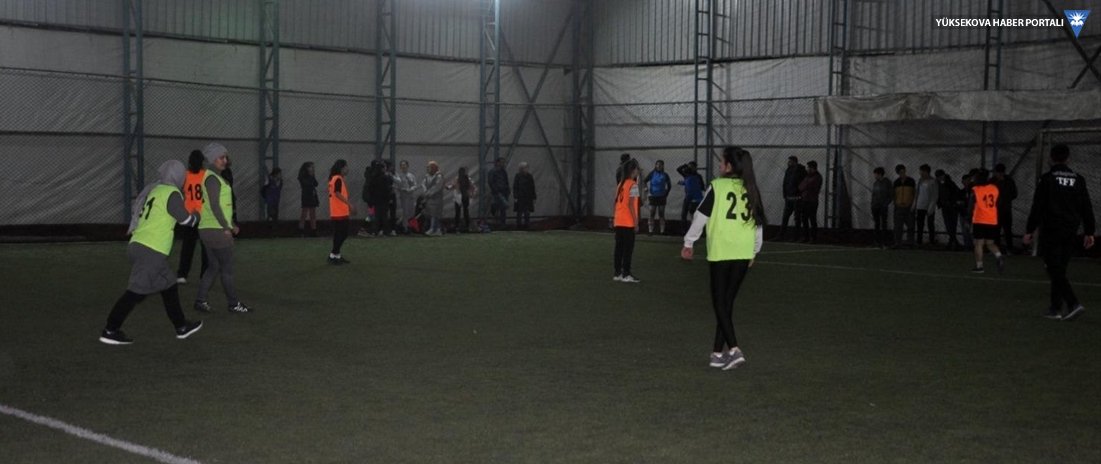 aa-20220407-27500828-27500823-yuksekovada-kadina-yonelik-siddete-dikkat-cekmek-icin-futbol-turnuvasi-yapildi.jpg