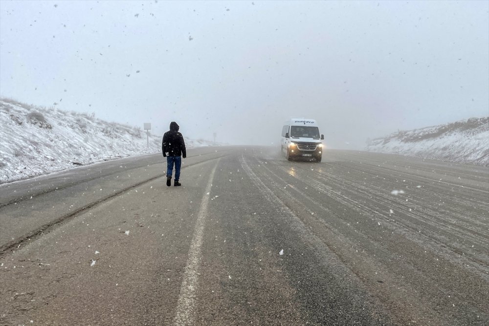 Van'ın yüksek kesimlerinde kar ve sis etkili oldu