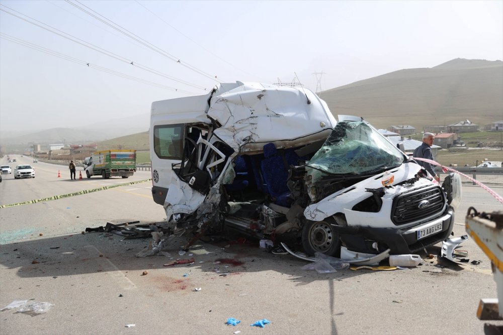 Van'da yolcu minibüsünün kamyona çarpması sonucu 13 kişi yaralandı