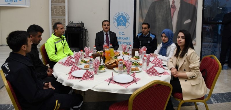 aa-20220422-27645468-27645465-vali-akbiyik-belediye-personeliyle-iftarda-bir-araya-geldi.jpg