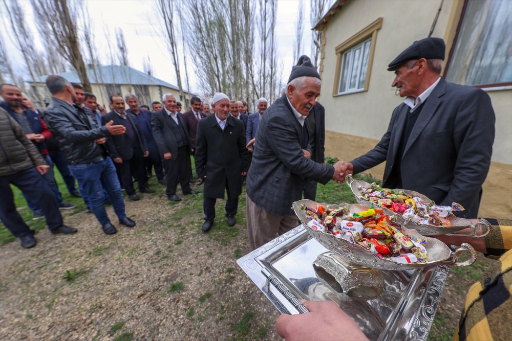 Yüksekova'da korona kısıtlamaları sonrası toplu bayramlaşma geleneği sürdürüldü