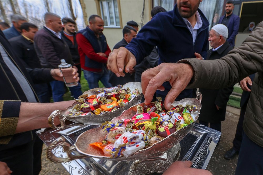 Yüksekova'da korona kısıtlamaları sonrası toplu bayramlaşma geleneği sürdürüldü